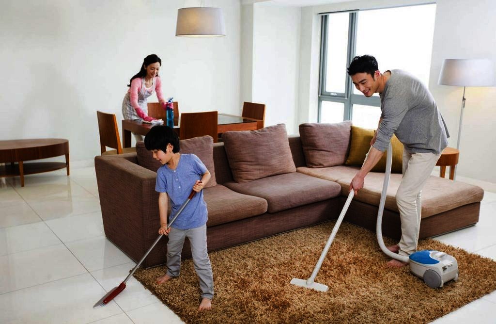 Cùng dọn dẹp nhà cửa sẽ tạo sự thay đổi cho bầu không khí bớt nhàm chán. Ảnh minh hoạ.