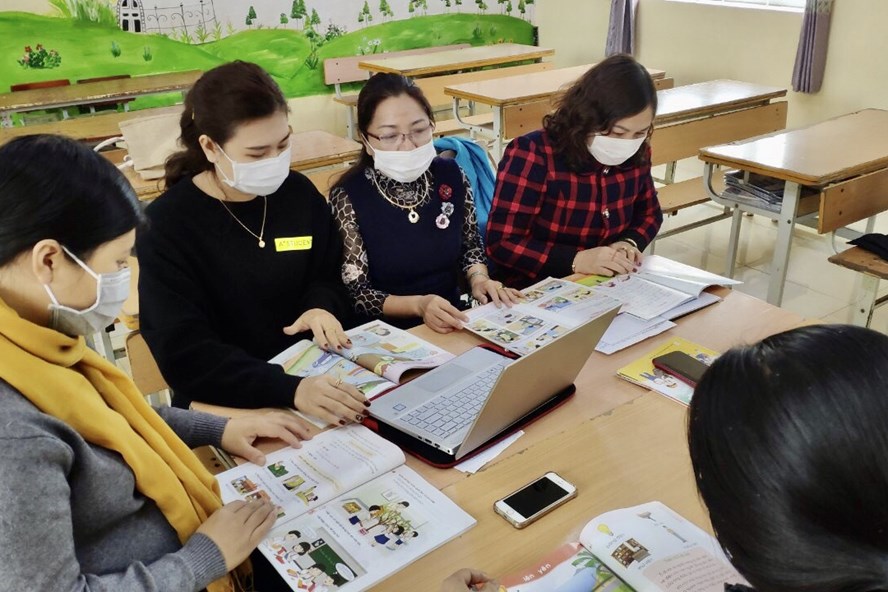Giáo viên Trường Tiểu học Bích Sơn (huyện Việt Yên, Bắc Giang) xem SGK mới và bàn bạc về chọn SGK trong mùa dịch corona. Ảnh: GDTĐ