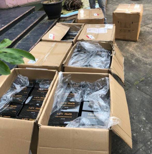 Các thùng khẩu trang được bóc để kiểm tra. Ảnh: LTB.