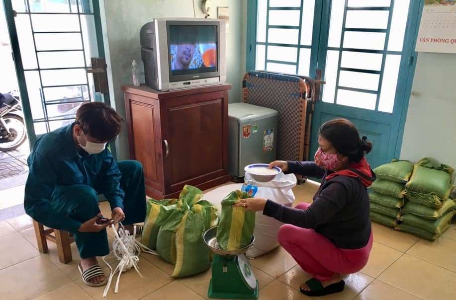 Phân chia gạo thành từng phần quà để trao cho người nghèo. Ảnh: Minh Khang