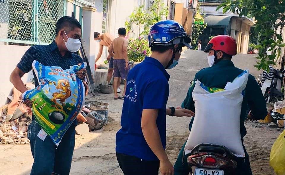 Các bạn thanh niên đoàn viên tập hợp gào từ sự đóng góp của mạnh thường quân về. Ảnh: Minh Khang