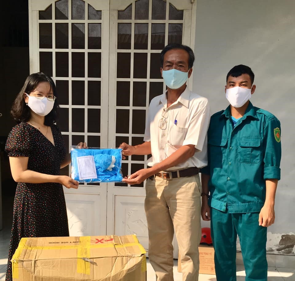 Tiếp hận 100 bộ đồ bảo hộ phòng dịch cho lực lượng phản ứng nhanh phường Tăng Nhơn Phú A - Quận 9 do Công ty Toàn Tâm Gloves hỗ trợ. Ảnh Minh Khang
