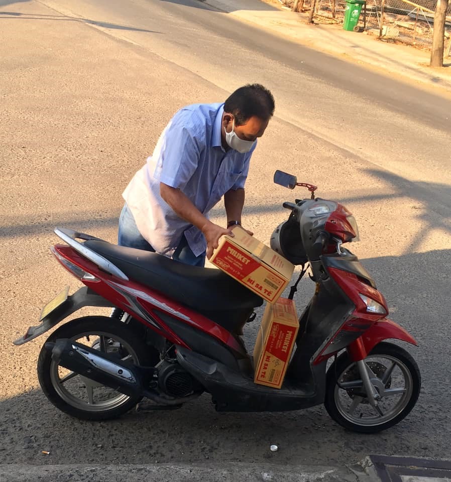 Một người dân mang mì tôm đến ủng hộ, thể hiện tinh thần tương thân tương ái. Ảnh Minh Khang