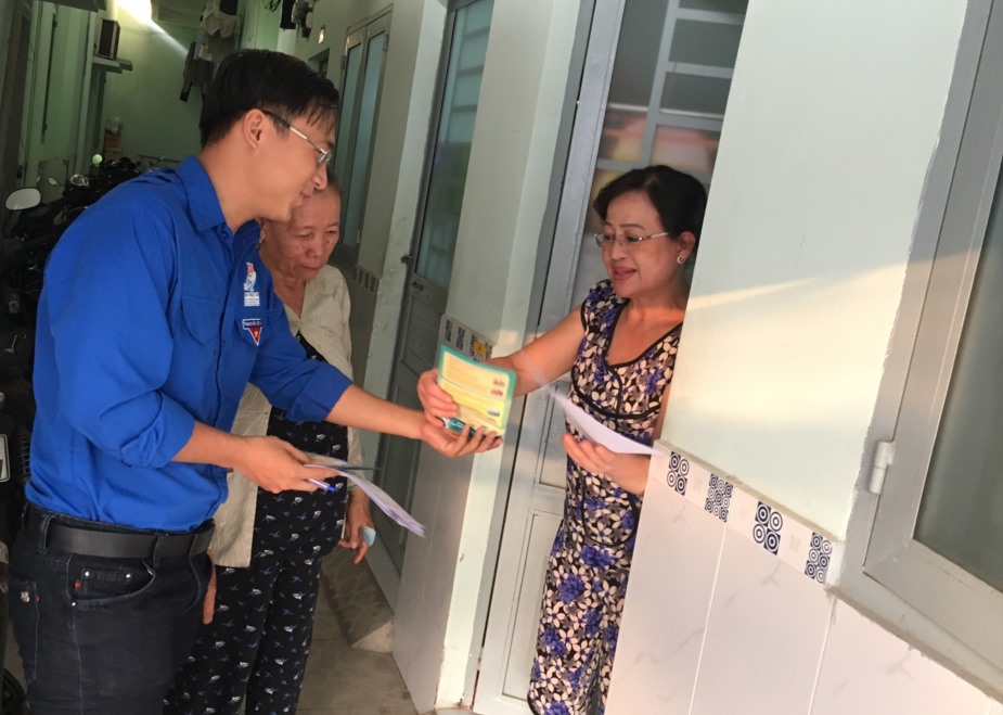 Lực lương thanh niên Cấp phát tờ bướm tuyê truyền về bệnh viêm đường hô hấp cấp do chủng mới vi rút Corona đế từng hộ dân tại các nhà trọ. Ảnh Minh Khang