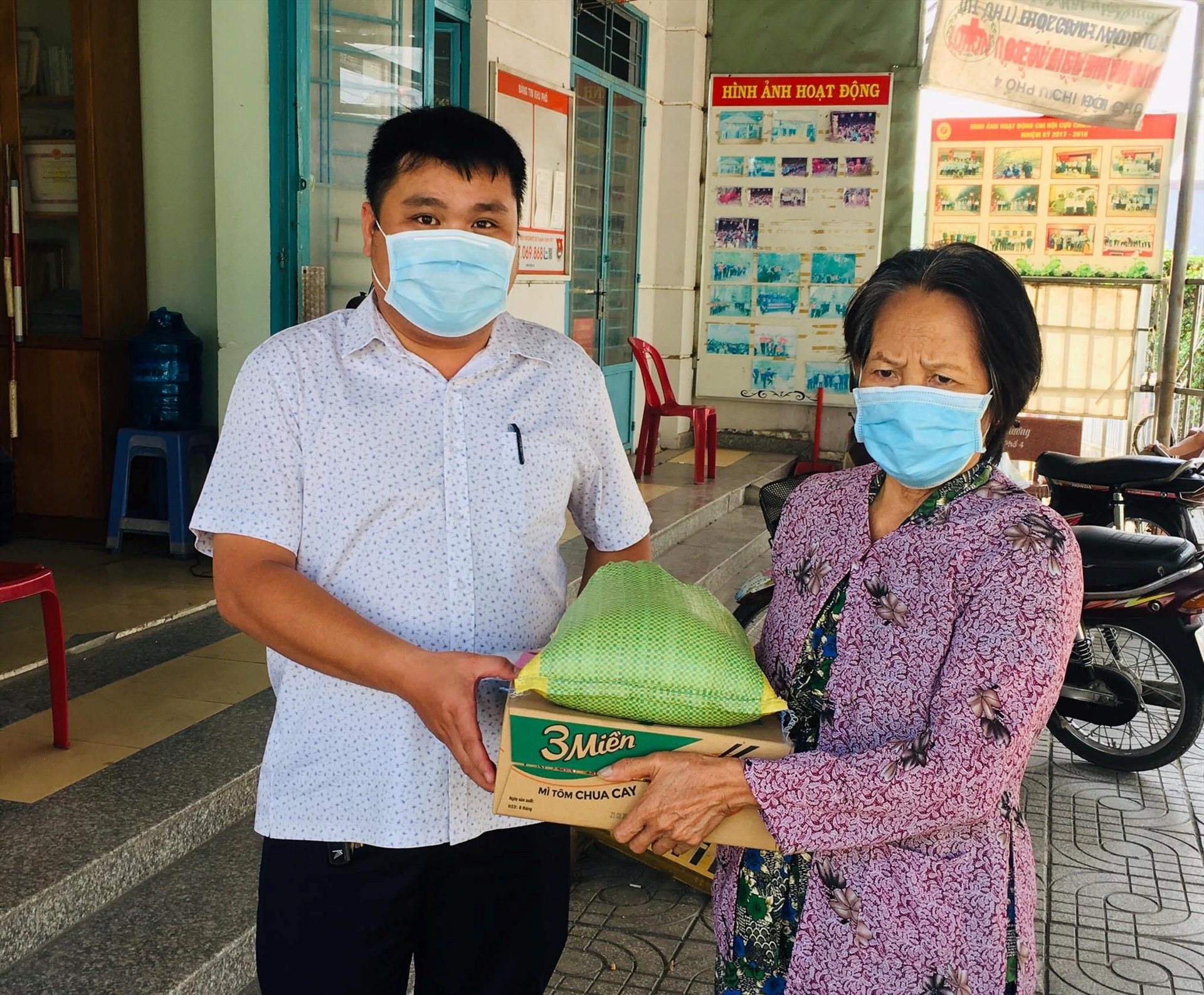 Ông Lê Bảo Quốc - Phó chủ tịch MTTQ phường Tăng Nhơn Phú A tận tay trao quà cho hộ khó khăn. Ảnh Minh Khang