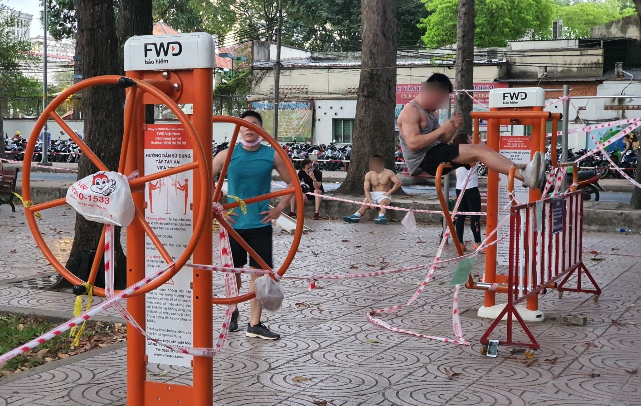 Bất chấp chỉ đạo ngưng hoạt động, người dân vẫn “xé rào” tập luyện tại công viên.