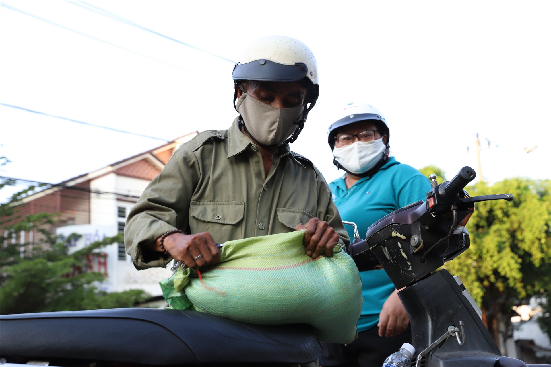 Nhiều người lao động nghèo được phát gạo, mỳ tôm miễn phí trong mùa dịch COVID-19. Ảnh: LX