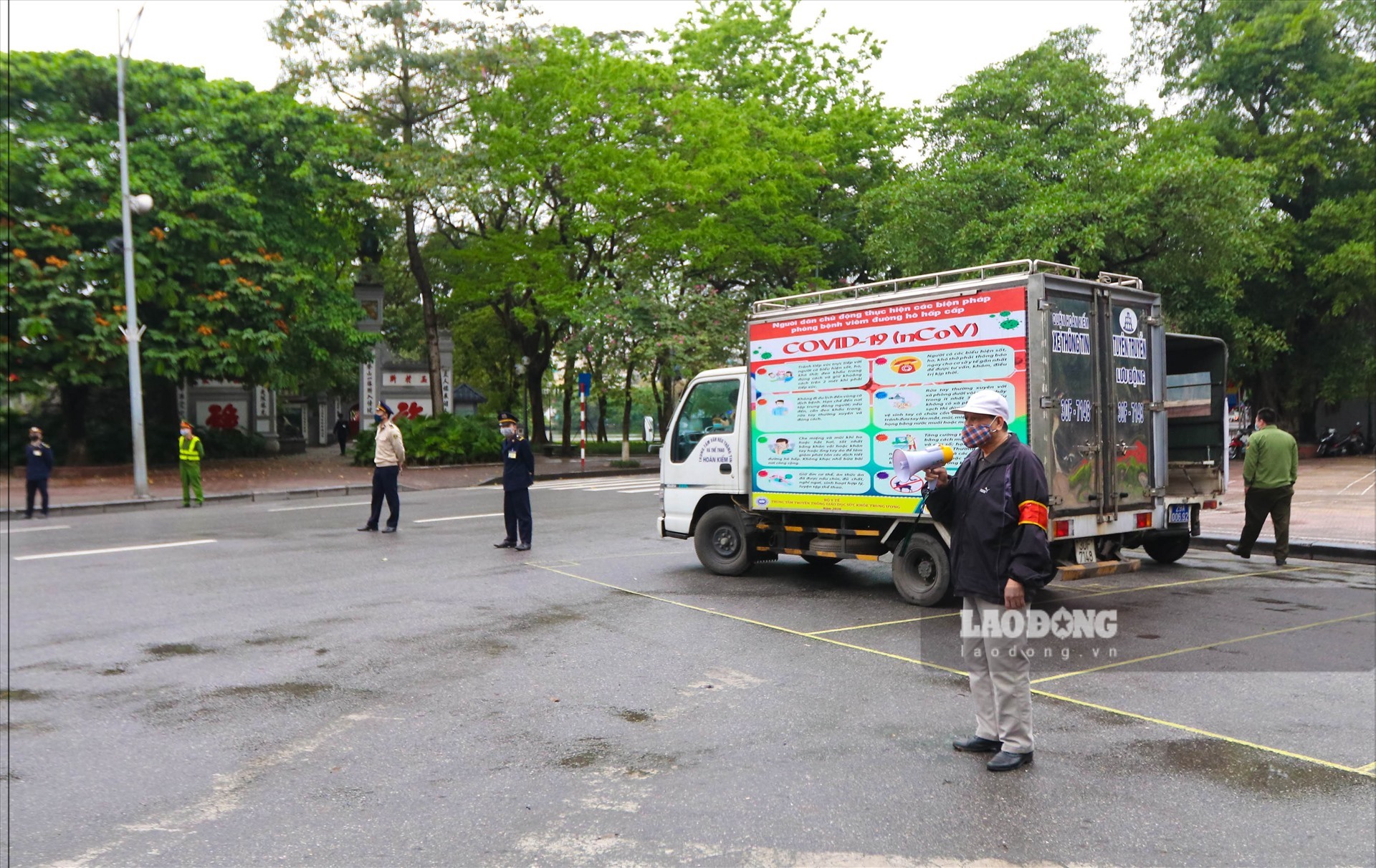 Lực lượng chức năng quận Hoàn Kiếm và bảo vệ Hồ Gươm tăng cường lực lượng nhắc nhở người dân, hộ kinh doanh thực hiện đúng chỉ thị của Thủ tướng Chính phủ.