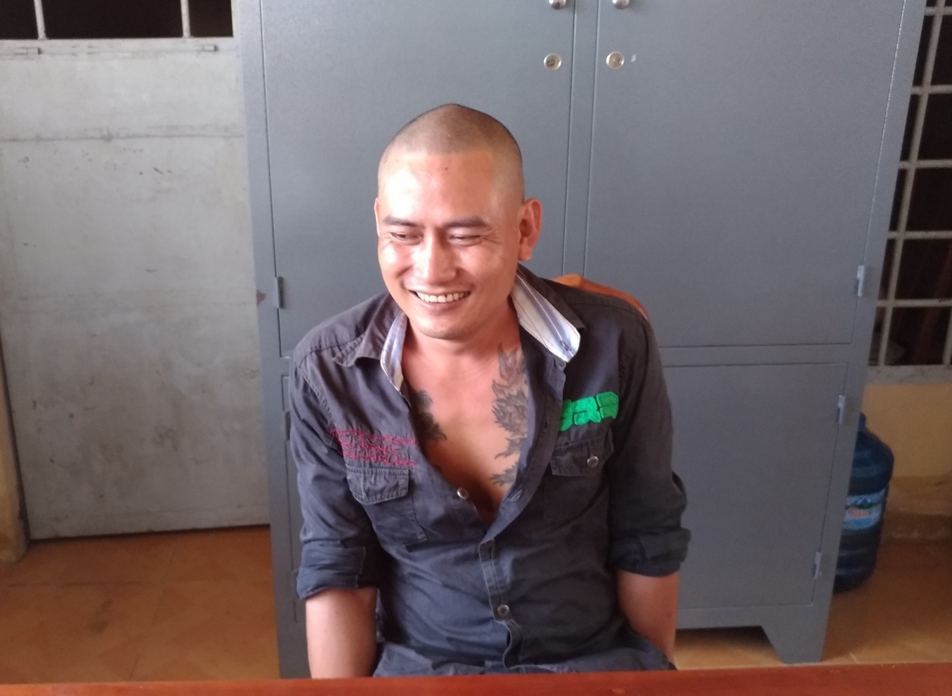 Tại cơ quan công an, Trung vẫn còn “phê” ma túy. Ảnh công an cung cấp.