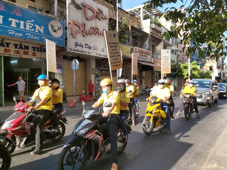 Cán bộ ngành BHXH và Bưu điện Trung tâm Chợ lớn ra quân tuyên truyền phát triển BHXH tự nguyện. Ảnh Nam Dương Cán bộ ngành BHXH và Bưu điện Trung tâm Chợ lớn ra quân tuyên truyền phát triển BHXH tự nguyện. Ảnh Nam Dương