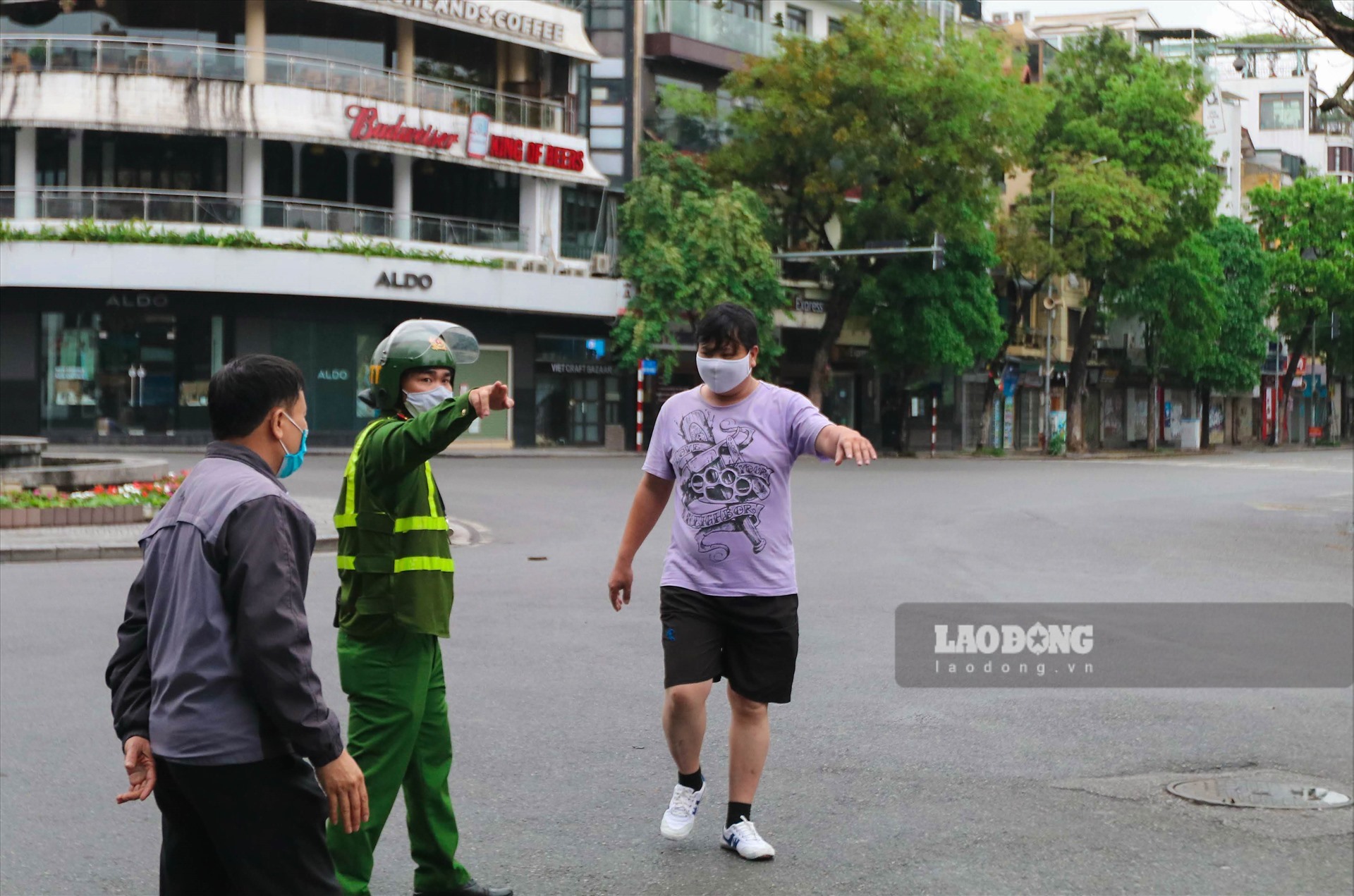 Người Hà Nội ra đường bị nhắc nhở trong thời gian thực hiện cách ly xã hội. Ảnh: Tô Thế