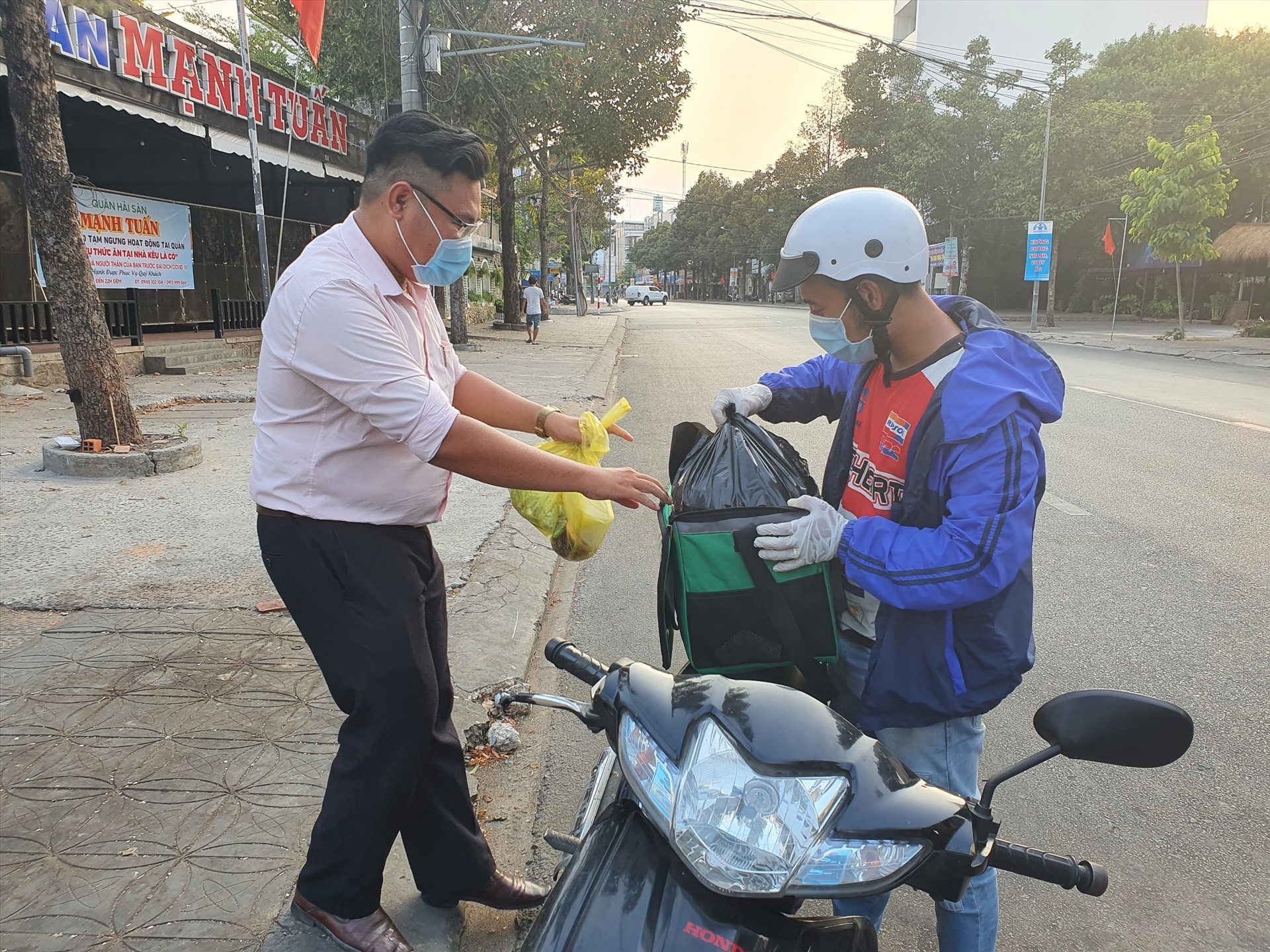 Chuẩn bị giao hàng cho khách. Ảnh: Sở Hạ.