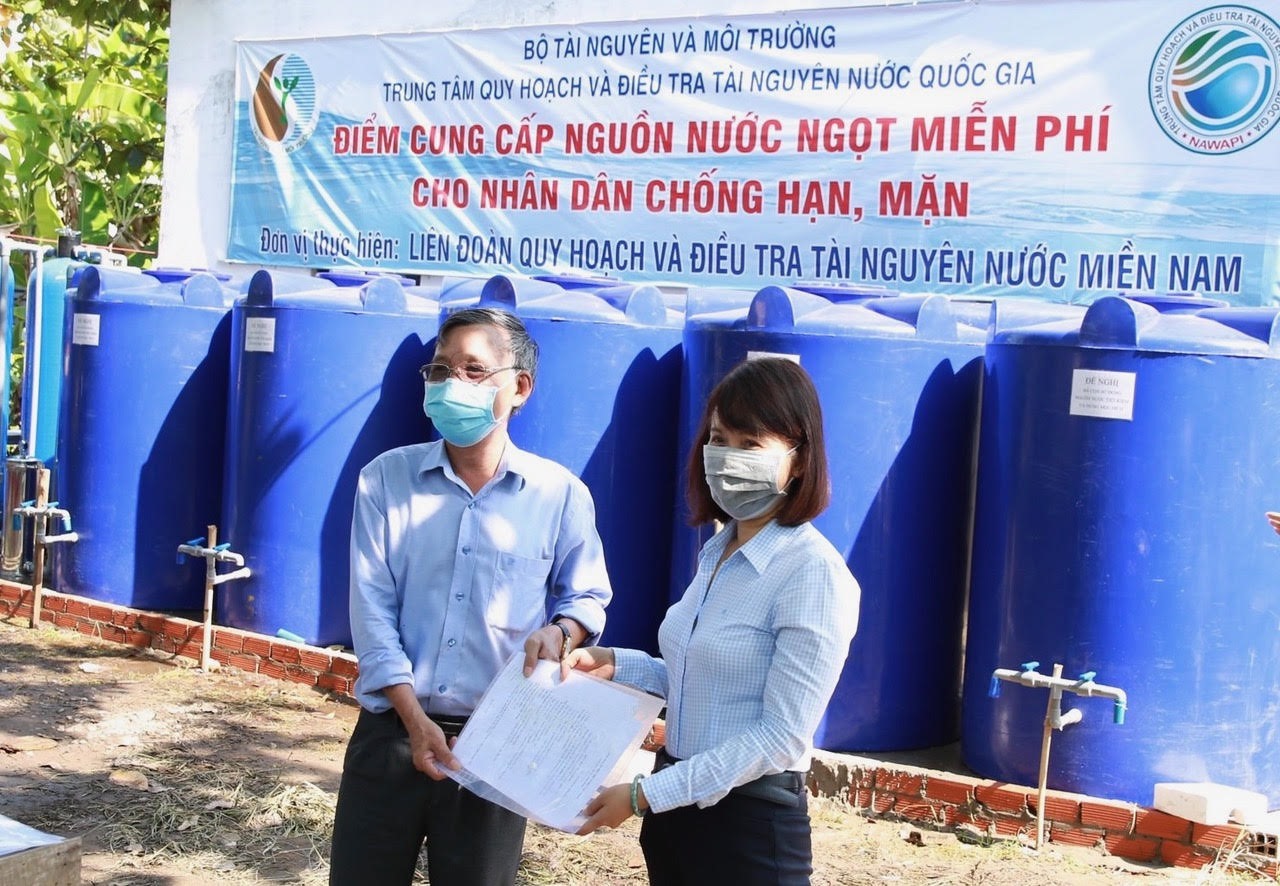 Bàn giao công trình cấp nước ngọt miễn phí giữa Bộ Tài nguyên và Môi trường và đại diện tỉnh Bến Tre. Ảnh: K.TRUNG