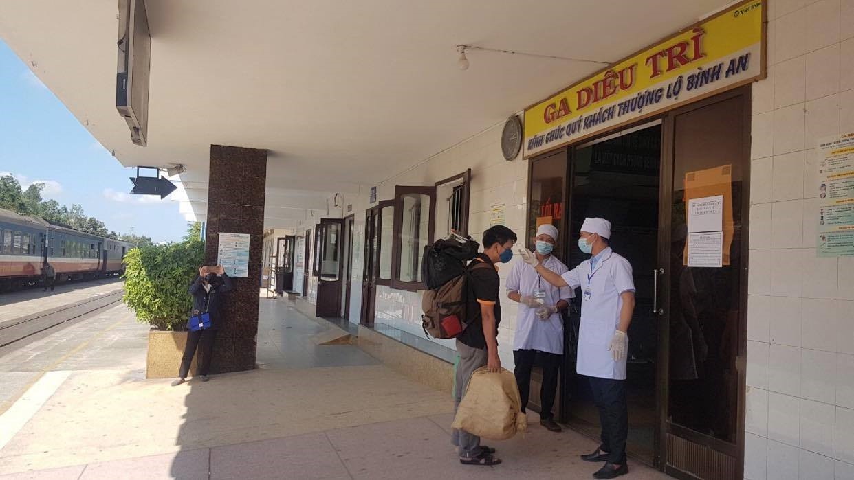 Da Diêu Trì tổ chức chốt kiểm soát dịch COVID-19 tại cổng đón, tiễn khách của nhà ga.