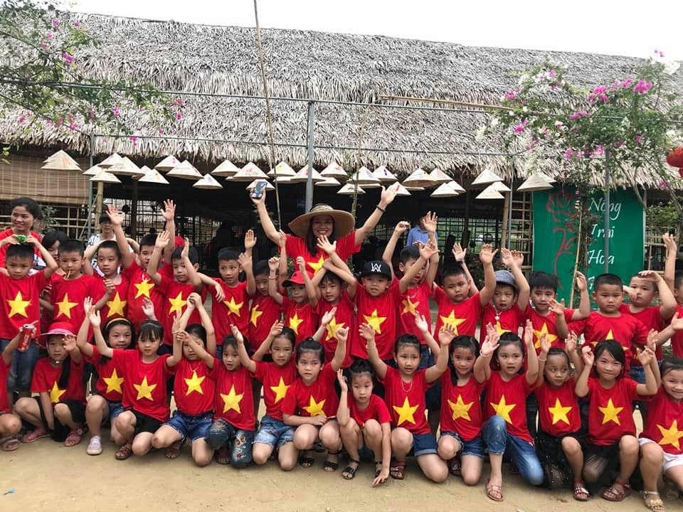 Cô Kim Cúc cùng các em học sinh. Ảnh: PV