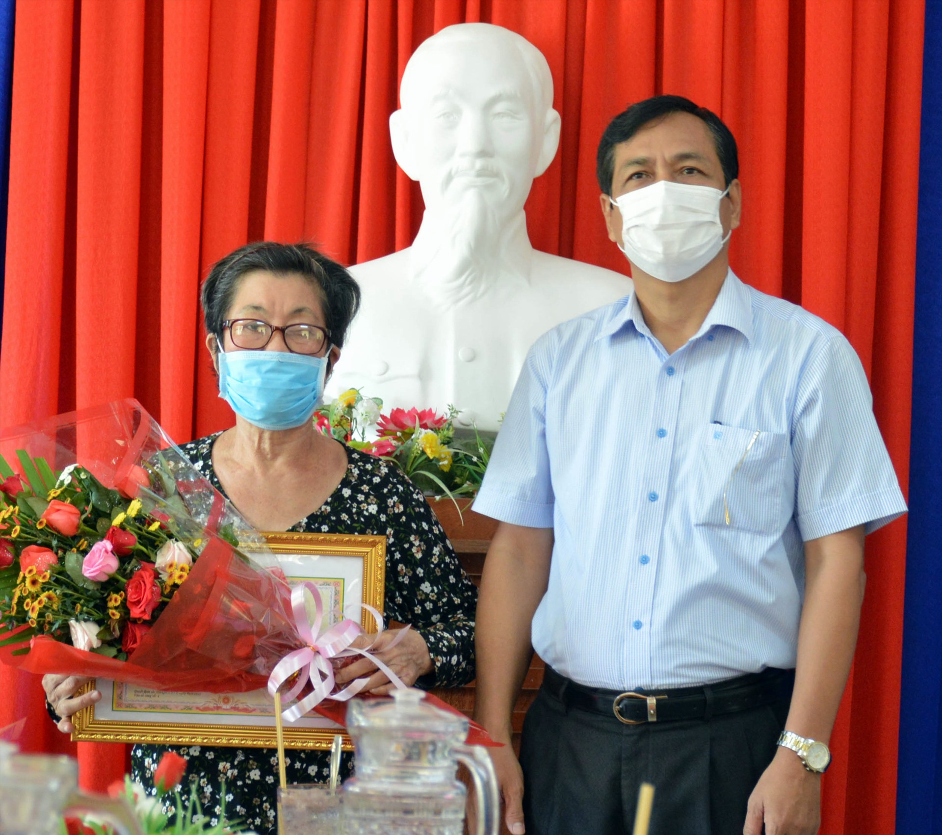 Phó Chủ tịch UBND tỉnh Cà Mau trao bằng khen của Chủ tịch UBND tỉnh Cà Mau cho các cụ già neo đơn có nghĩa cử đẹp (ảnh Nhật Hồ)