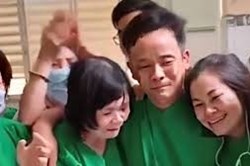 Bác sĩ Bình Thuận ôm nhau bật khóc khi bệnh nhân COVID-19 âm tính