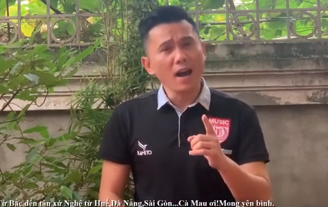 Ca sĩ Tú Dưa. Ảnh cắt từ clip
