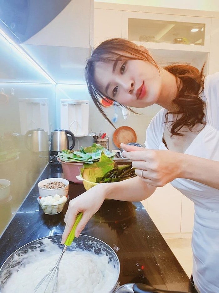Hình ảnh Đông Nhi đảm đang vào bếp nấu ăn trong mùa dịch khiến người hâm mộ bày tỏ sự thích thú. Ảnh: FBNV.
