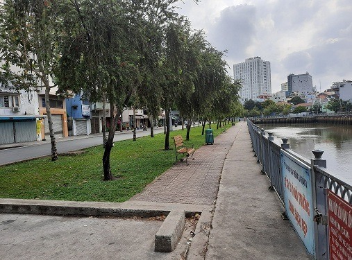 Sau khi lực lượng chức năng ra quân xử lý, kênh Nhiêu Lộc không còn tình trạng tụ tập đông người, câu cá. Ảnh: CA