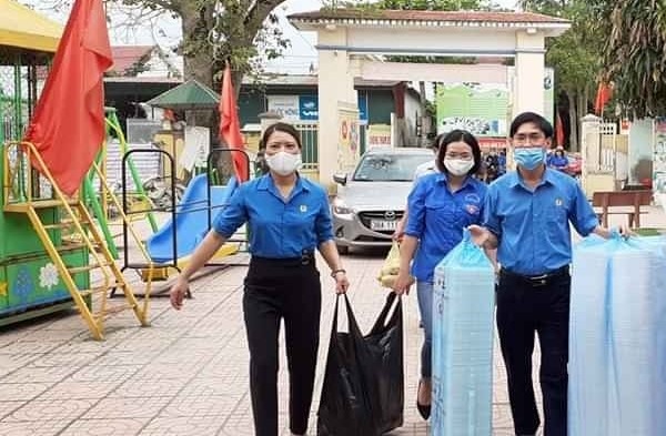 Cán bộ Công đoàn ở Lộc Hà tích cực ủng hộ chống dịch COVID-19