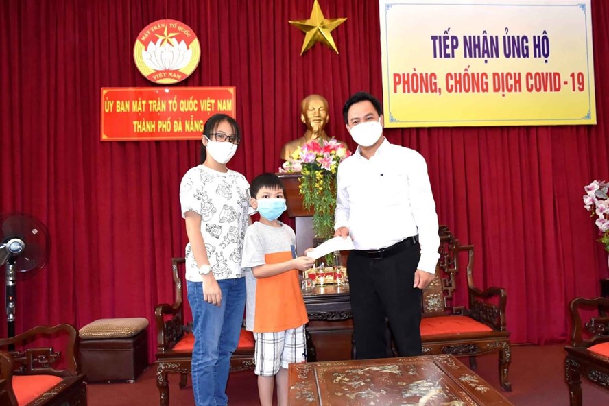 Bé trai 8 tuổi ở quận Hải Châu (Đà Nẵng) dùng tiền ba mẹ cho tổ chức sinh nhật mình để ủng hộ các cô chú chống dịch COVID -19