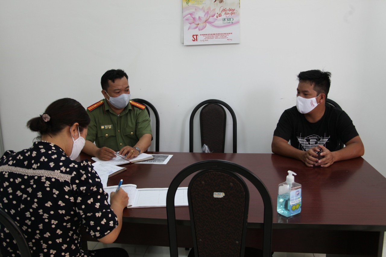 Thanh tra Sở Thông tin và Truyền thông TP.Cần Thơ xử phạt N.L.T với số tiền 7,5 triều đồng. Ảnh: CACC