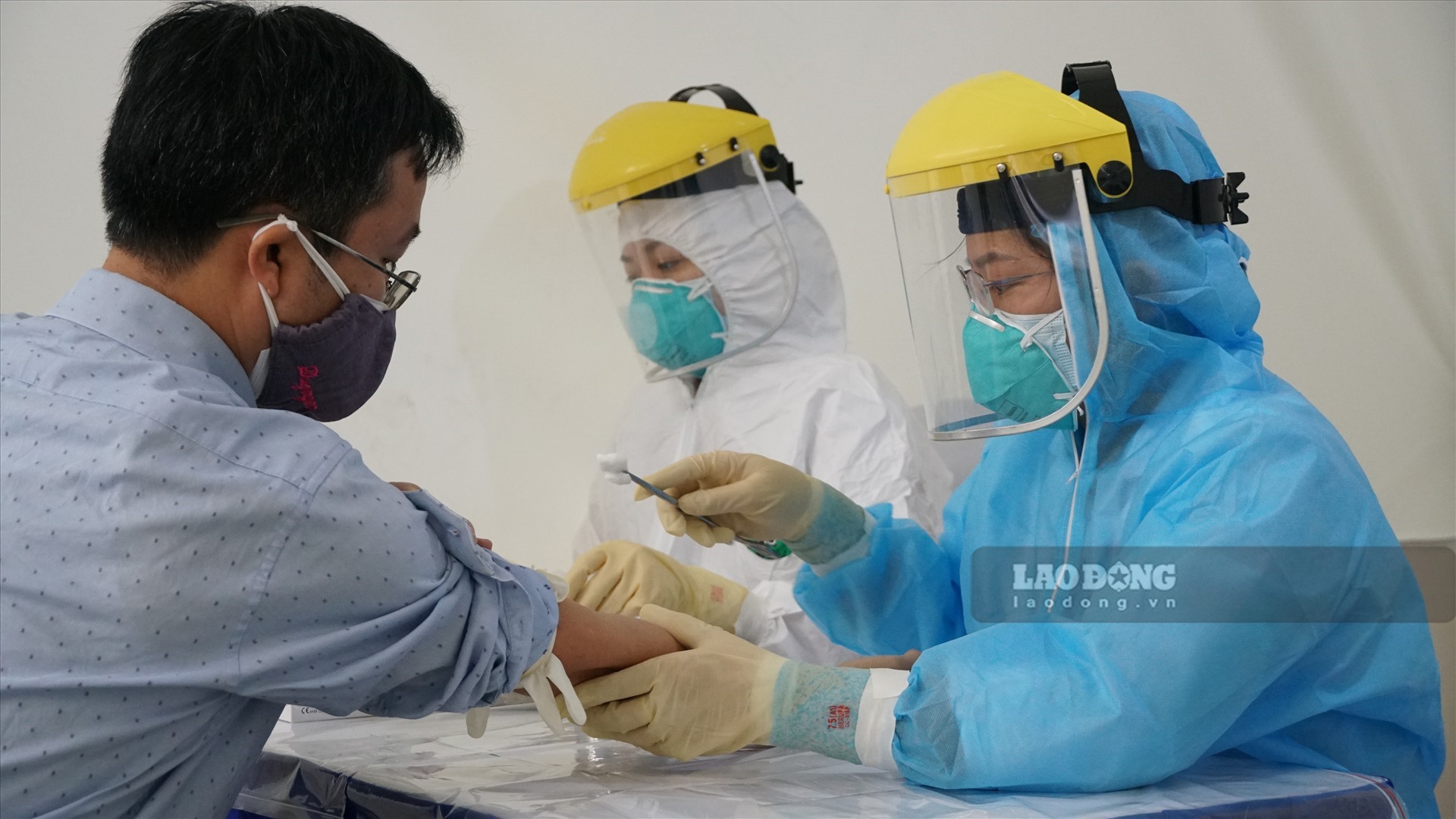 Long Biên tiến hành xét nghiệm nhanh COVID-19. Ảnh: Tạ Quang