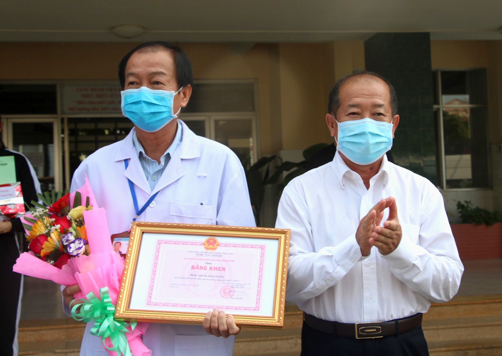 Phó Chủ tịch UBND tỉnh Đồng Tháp Đoàn Tấn Bửu trao Bằng khen UBND tỉnh cho đại diện Bệnh viện Đa khoa Sa Đéc. Ảnh: LT