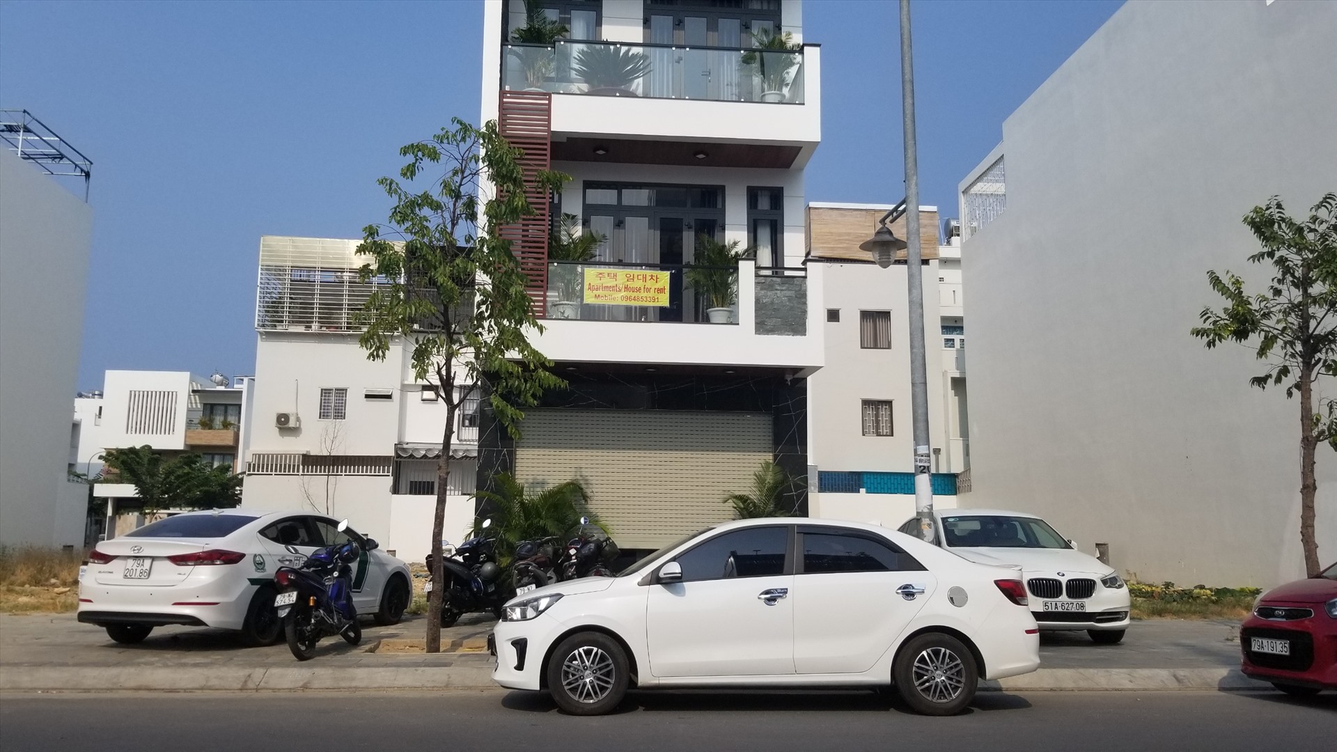 Chọn căn nhà ngay trung tâm thành phố để ngụy trang, các đội tượng tụ tập xe ô tô trước nhà và kéo cửa để đánh bạc bên trong. Ảnh: P.Linh