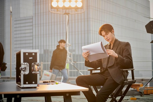 Lee Min Ho đẹp không góc chết khi đọc kịch bản ở hậu trường. Ảnh nguồn: MYM Entertainment.