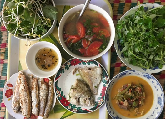 Chấm chung trên bàn ăn, nguy cơm lây bệnh luôn chực chờ.