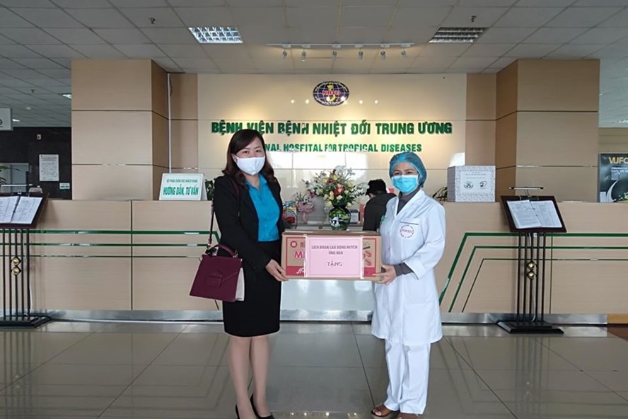 Công nhân viên chức lao động huyện Ứng Hòa kịp thời chung tay chia sẻ và hỗ trợ vật chất cho bệnh viện Bệnh Bệnh nhiệt đới Trung ương cơ sở 2. Ảnh: LĐLĐ Ứng Hoà