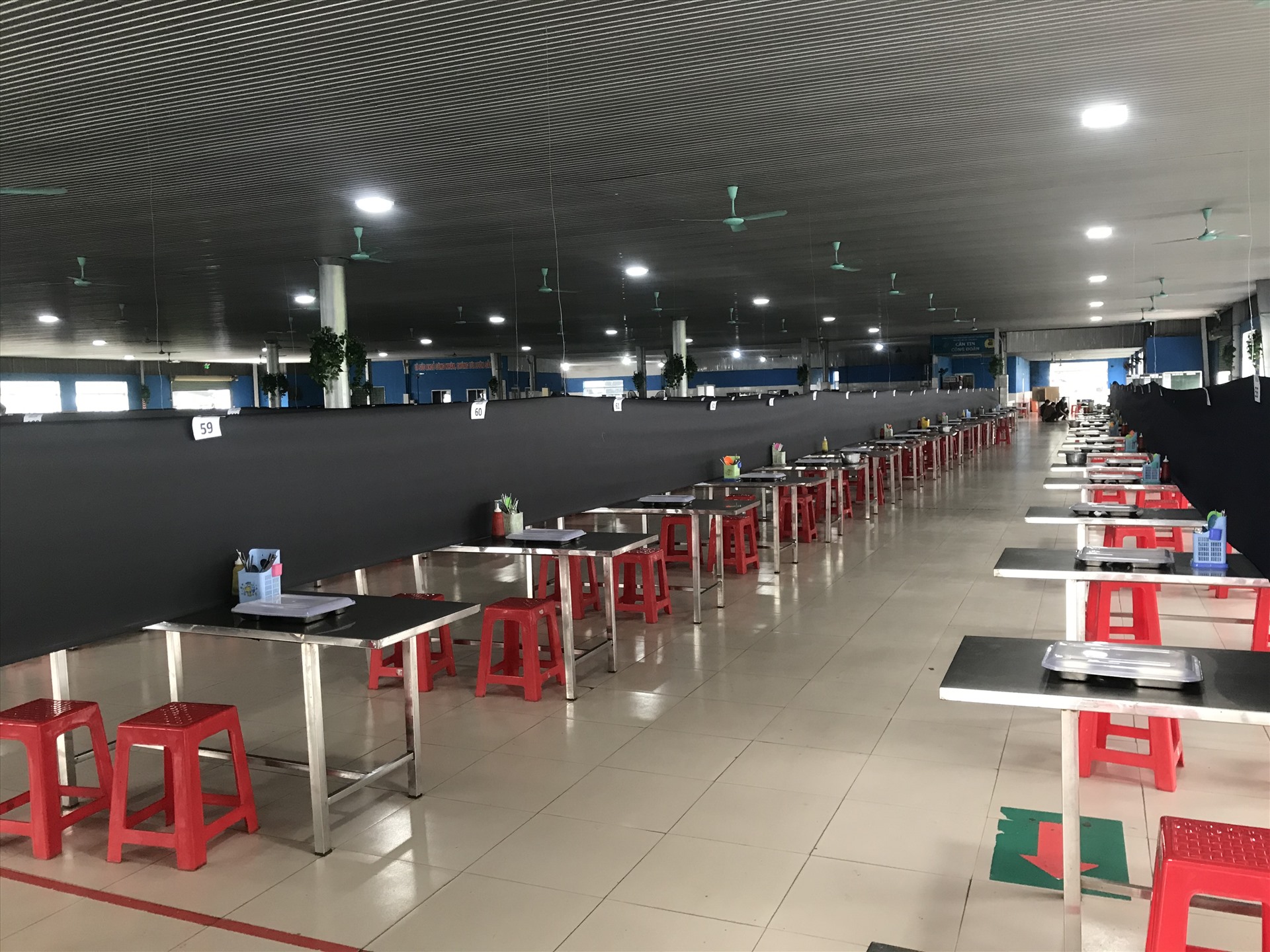 Bếp ăn tập thể của Công ty cổ phần TBS Sông Trà được đánh số vị trí chỗ ngồi, chia khoảng cách đảm cho người lao động được an toàn trong bữa ăn.