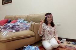 Cô giáo làm 400 tấm chắn giọt bắn, tặng những người chống dịch COVID-19