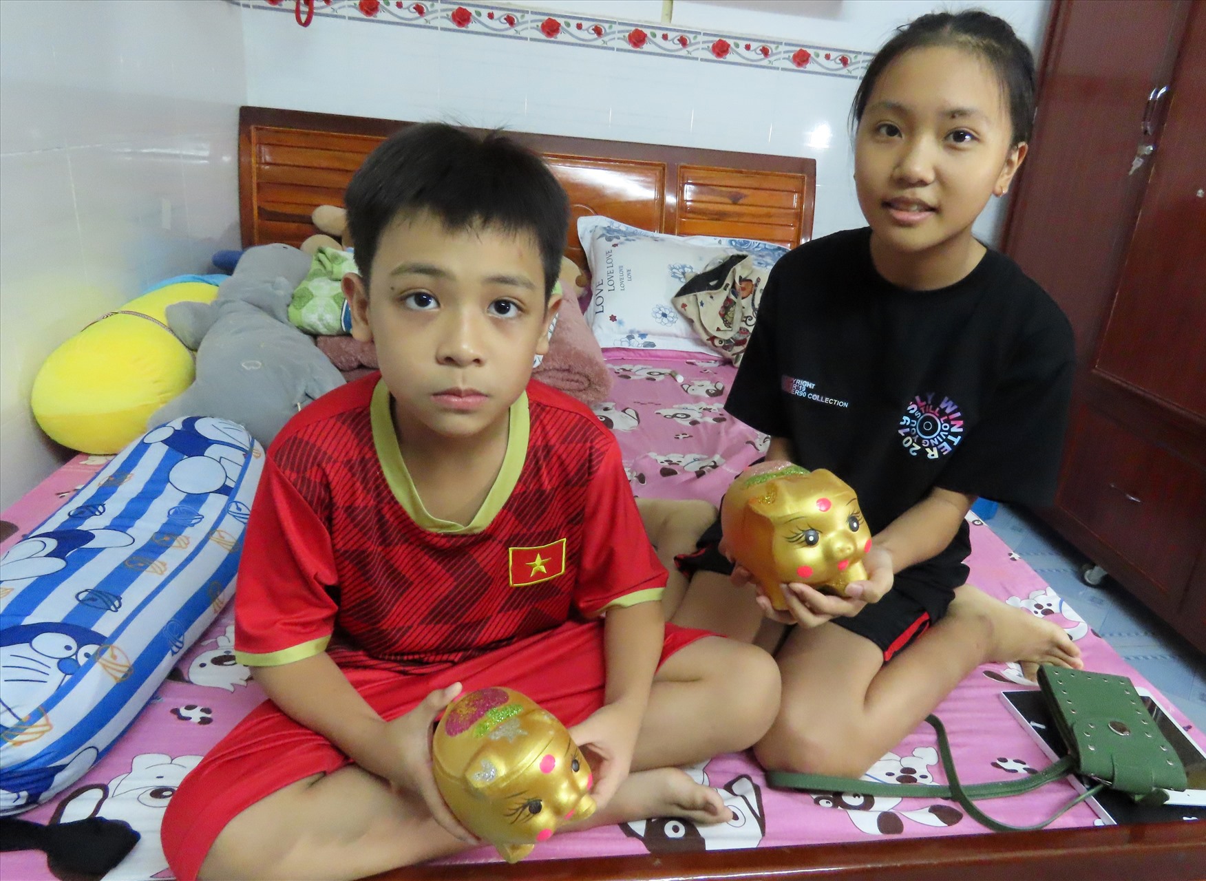 2 em nhỏ đập ống heo ủng hộ chống dịch COVID-19 | Lao Động Online ...