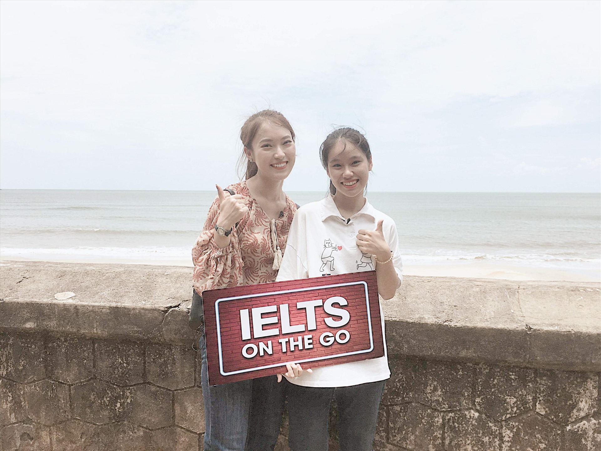 Nguyễn Phương Ngân (phải ảnh) là từng đoạt Giải Khuyến khích kì thi học sinh giỏi Quốc gia môn tiếng Anh năm học 2019-2020, với điểm phần nói là 1.6/2.0 