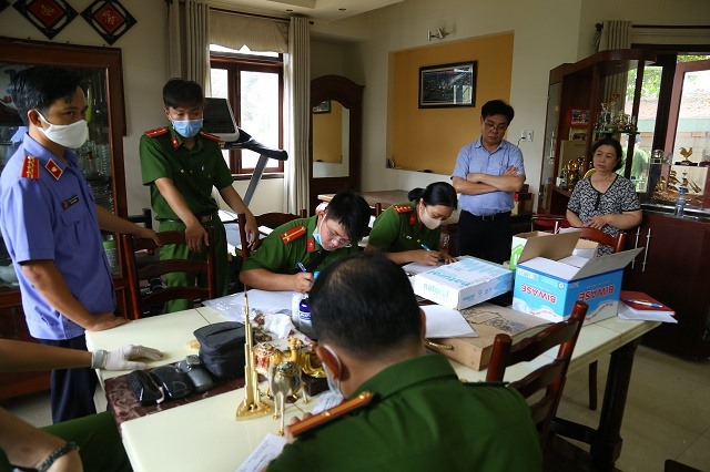 Công an tỉnh Bình Dương tính hành các thủ tục khởi tố bị can, khám xét nhà bị can. CABD