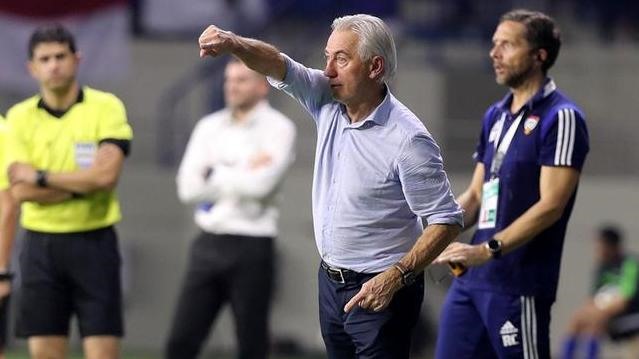 Huấn luyện viên danh tiếng Bert van Marwijk cũng chỉ giữ được ghế ở tuyển UAE được 260 ngày. Ảnh: UAE FA.