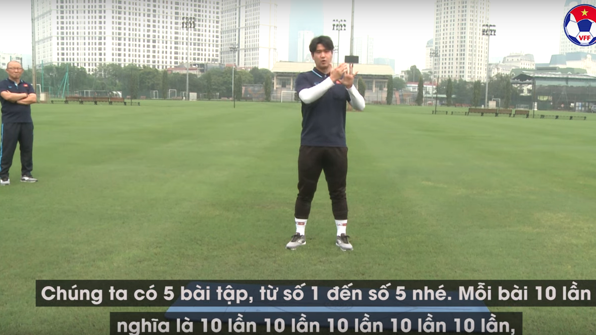 Chuyên gia thể lực Park Sung-gyun hướng dẫn các bài tập. Ảnh cắt từ video