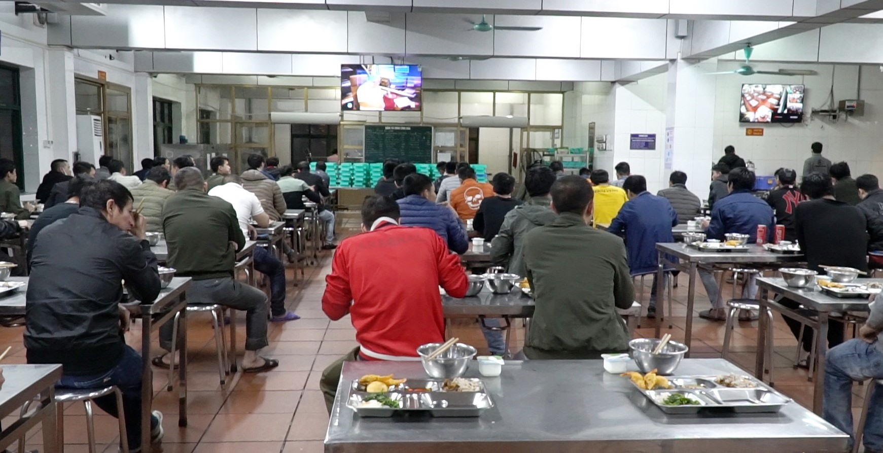 Nếu như trước đây, phòng ăn ca lúc nào cũng đông vui tập nập thì nay bàn, ghế trong phòng ăn được bố trí lại cách nhau tối thiểu 2m. Công nhân ngồi xa nhau và không đối mặt vào nhau như trước. Trong ảnh là bữa ăn công nghiệp tại Công ty than Vàng Danh. Ảnh: Phạm Cường