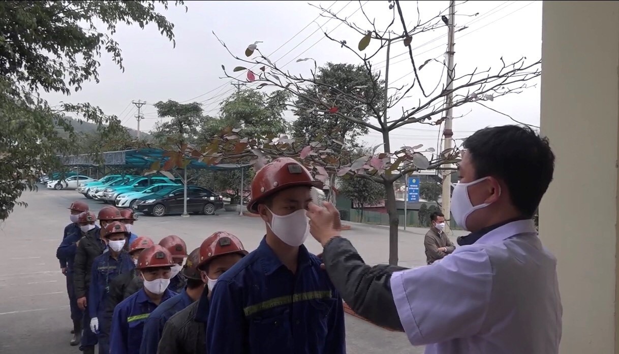 Đo thân nhiệt trước khi vào khai trường tại Công ty than Hòn Gai. Ảnh: N.H