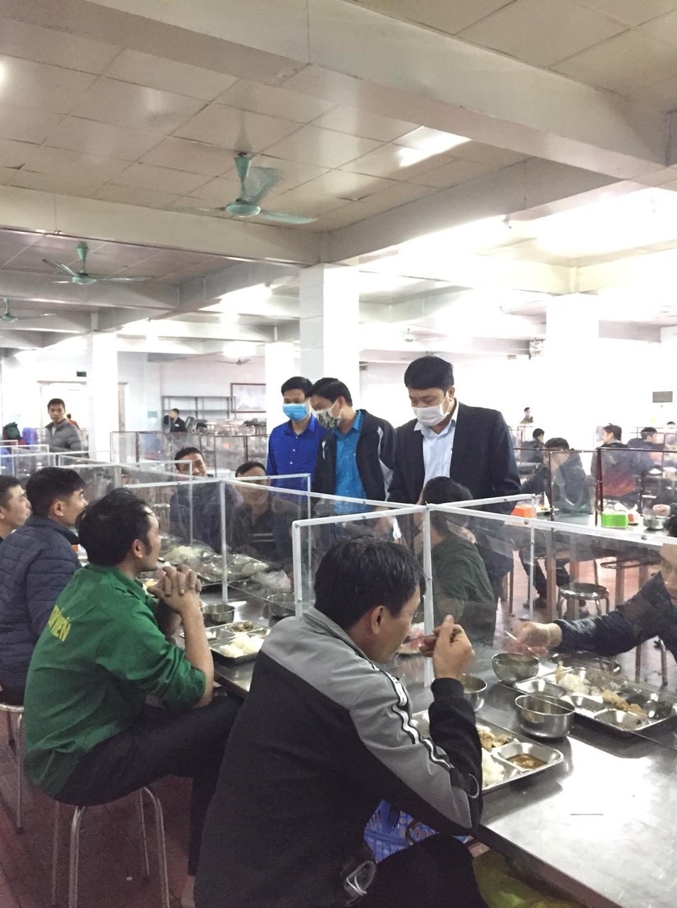 Trước đây, các mỏ đều phục vụ bữa cơm tự chọn cho công nhân, nay bố trí cơm suất để tránh việc công nhân tụ tập đông chọn đồ ăn. Ảnh: CTV
