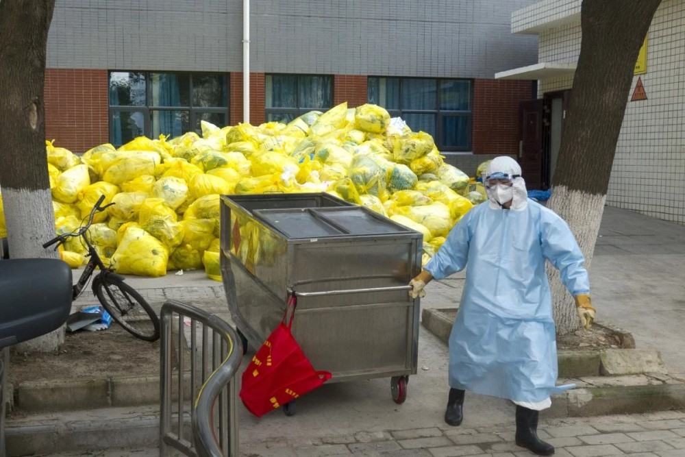 Những núi rác cao xuất hiện ở Trung Quốc sau đợt bùng phát dịch COVID-19. Ảnh: Reuters.