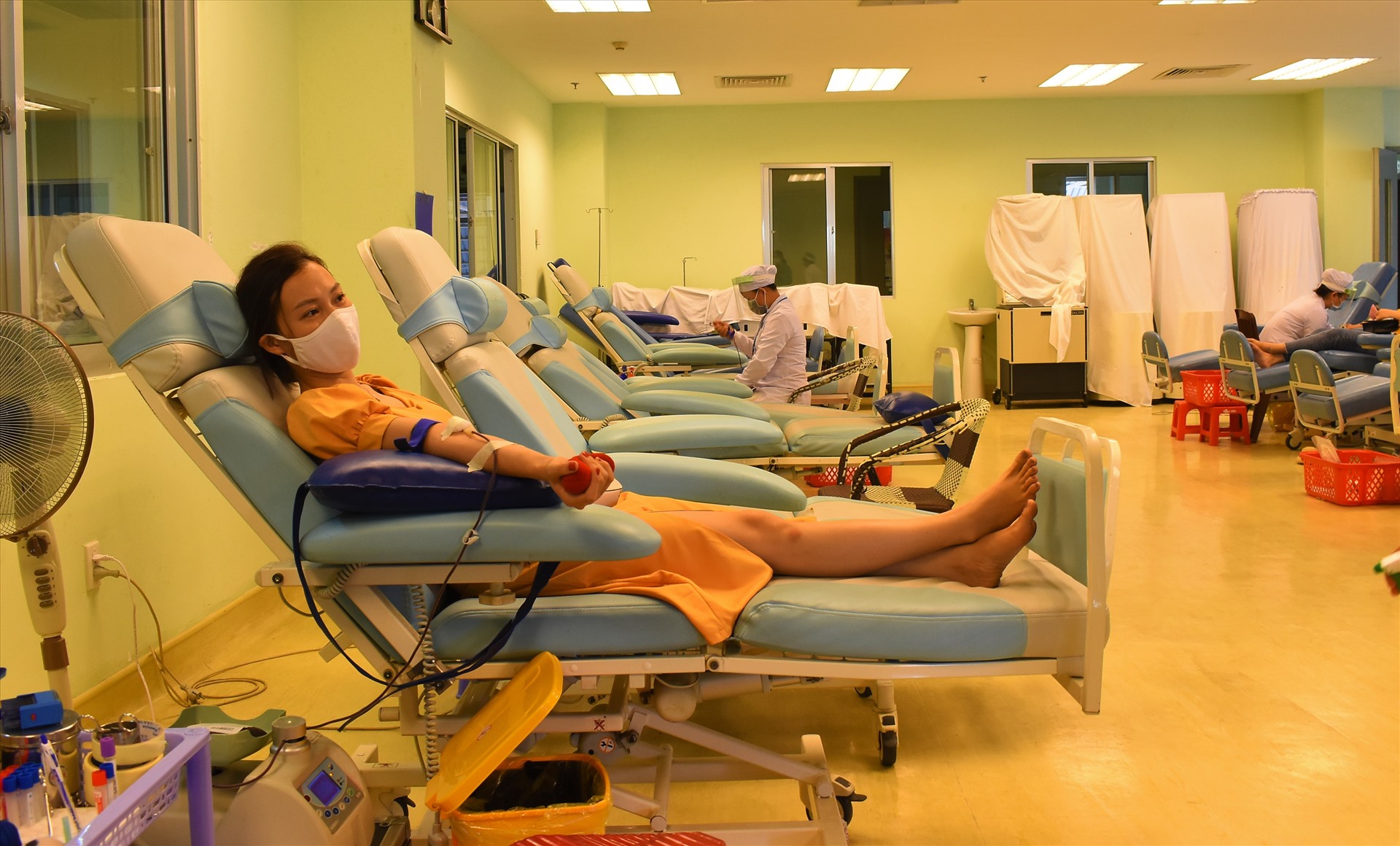 Nghe thông tin báo chí nguồn máu thiếu trầm trọng và hưởng ứng lời kêu gọi của lãnh đạo nhà nước, Chị Hà Ngọc Khả Trân đi tham gia hiến máu trong lúc chống dịch COVID-19. Ảnh: Thành Nhân