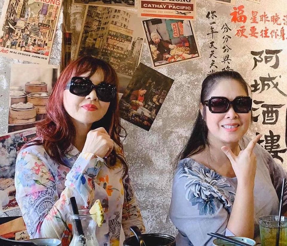NSND Hồng Vân chia sẻ tấm hình chụp chung với bà thông gia. Cả hai đều là bạn bè thân thiết đã 40 năm nay. Ảnh nguồn: FBNV.