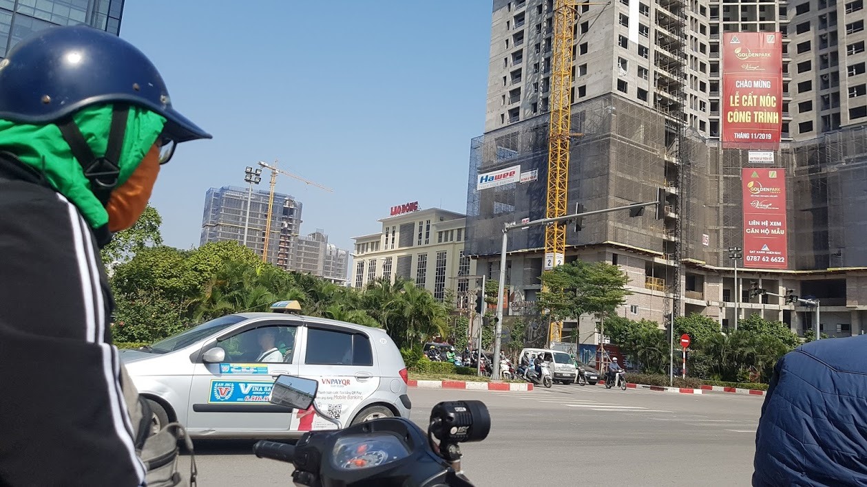 Người lái xe “ôm“, xe taxi là đối tượng dễ bị tổn thương do COVID-19. Ảnh: Kh.V