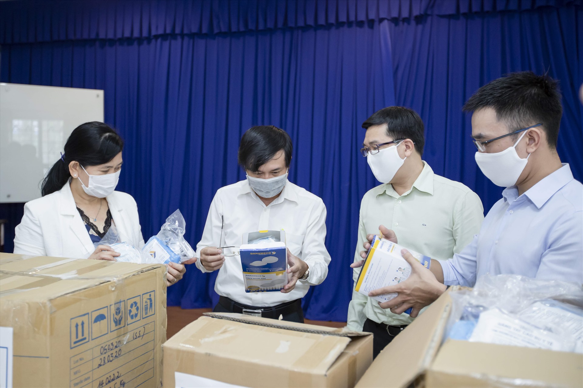 Vinamilk trao tặng cho Sở Y tế TP.HCM 2.000 bộ đồ bảo hộ cùng 1.000 cái khẩu trang chuyên dụng để hỗ trợ các nhân viên y tế và các y bác sĩ tuyến đầu phòng, chống dịch.