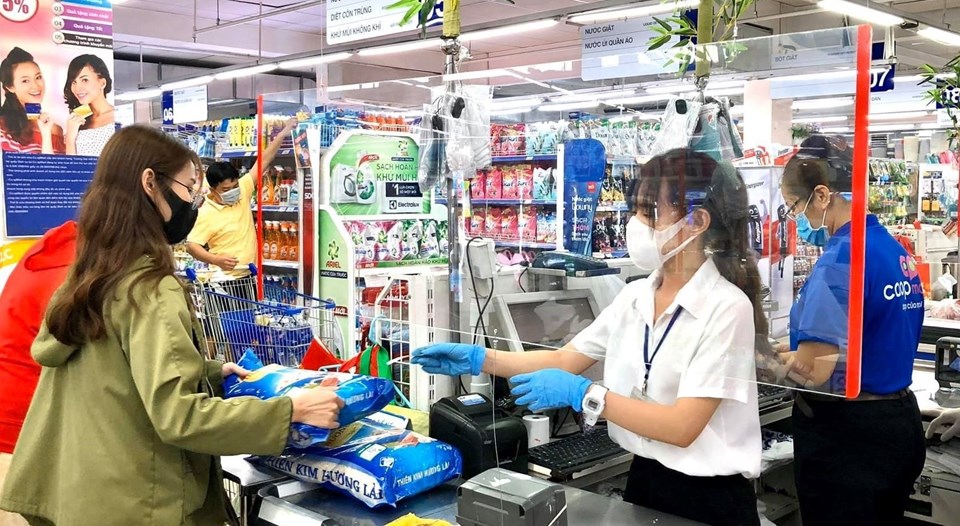 Hiện các siêu thị vẫn cung ứng đầy đủ các mặt hàng. Ảnh MK Hiện các siêu thị vẫn cung ứng đầy đủ các mặt hàng. Ảnh MK