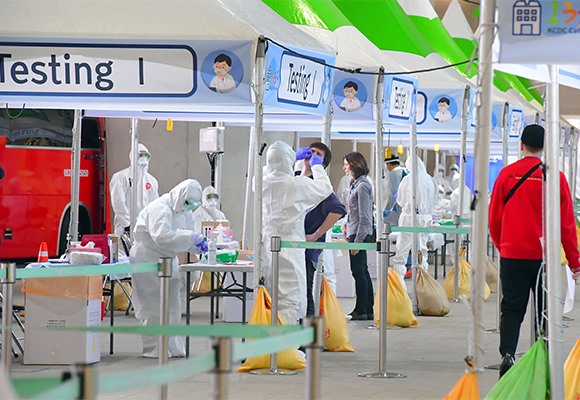 Xét nghiệm người nhập cảnh ở Hàn Quốc. Ảnh: Getty Images.